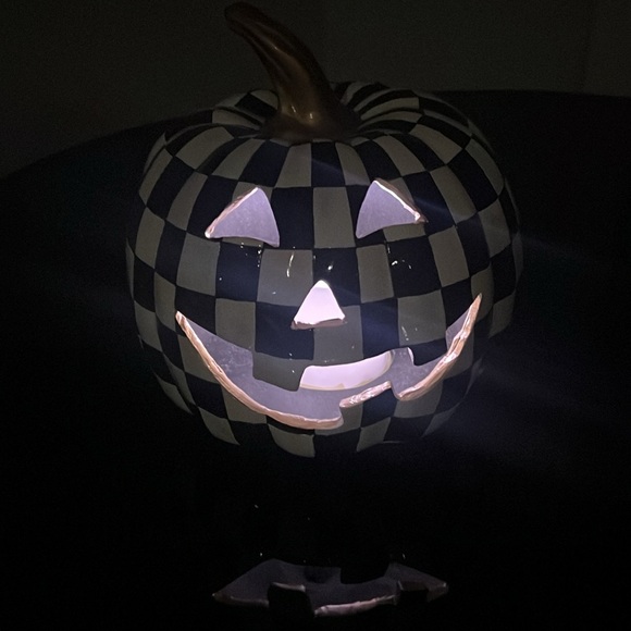 🎉Host Pick🎉MacKenzie-Childs Courtly Check Illuminated Jack-O-Lantern - Picture 3 of 13